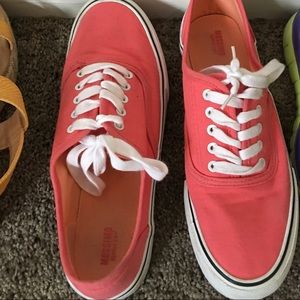 Coral/pink tennis shoes